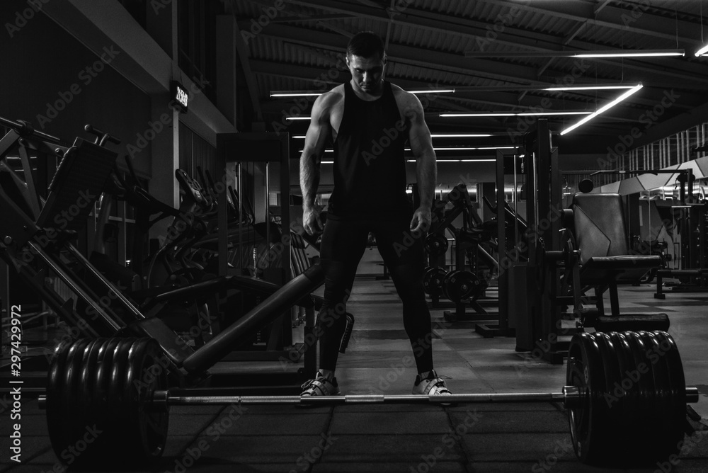 Obraz premium Young man powerlifter preparing for deadlift