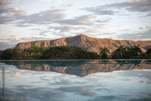 hermoso paisaje de montañas con árboles reflejado en una piscina