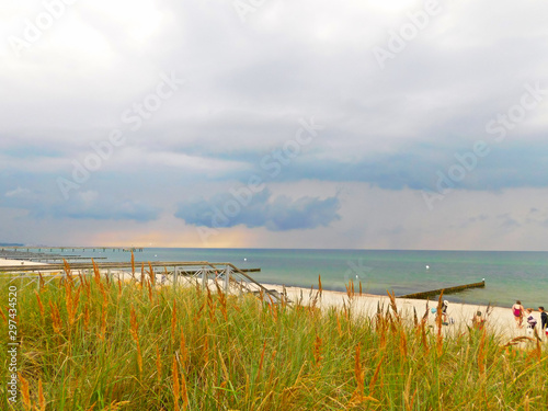 Wetterwolken   ber den Strand der wundersch  nen Ostseek  ste das   lteste Seebad Deutschlands