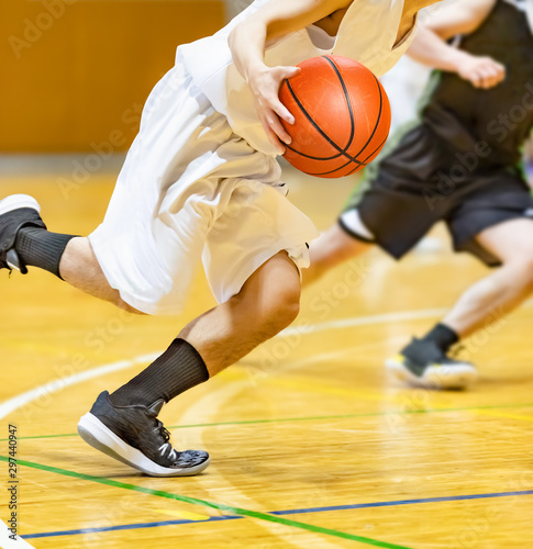 バスケットボールの試合をする学生 © taka