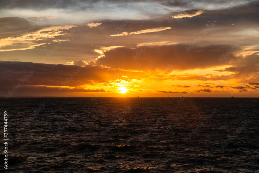 海の向こう水平線の朝日と船の影DSC9938