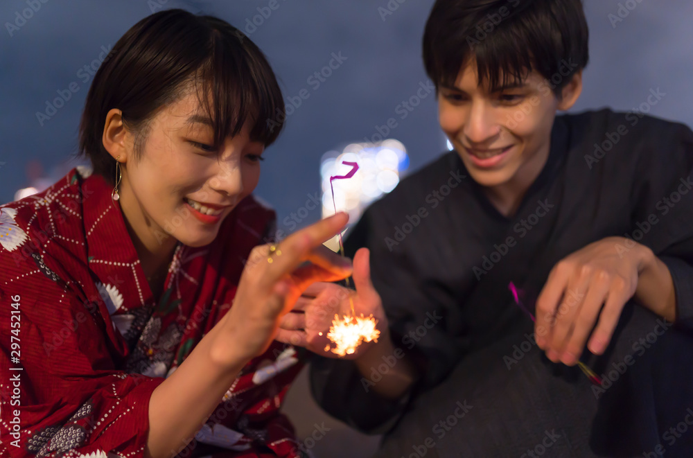 線香花火 浴衣の男女 カップル Stock 写真 Adobe Stock