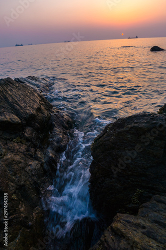 朝日の昇る海と磯の岩場に寄せる波DSC1721.