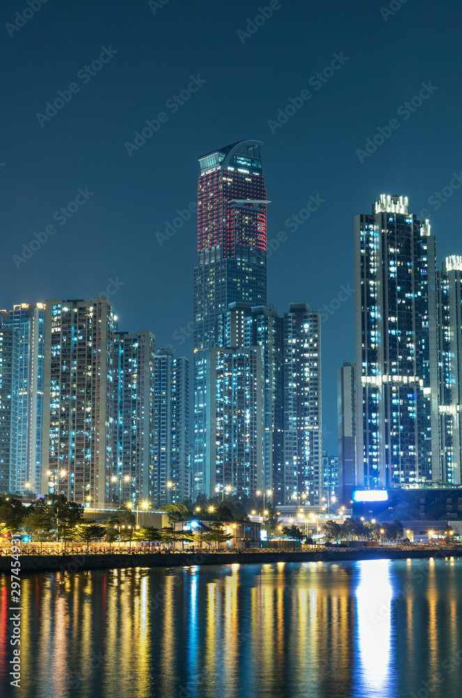 Obraz premium Night scene of skyline and harbor of Hong Kong city