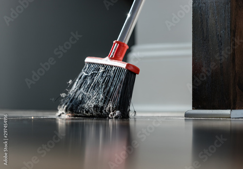Obraz na płótnie Dirty broom handle resting on a wall with sunlight. w salonie