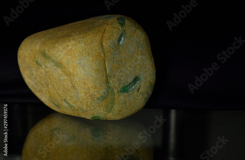  Natural jade Is a lump that has not been cut Is a jade that is expensive and rare