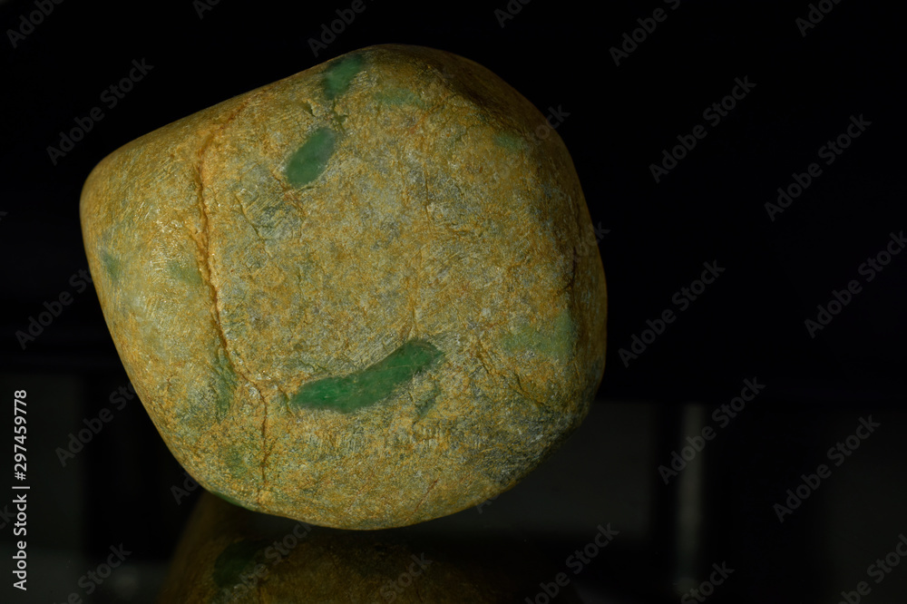 Natural jade Is a lump that has not been cut Is a jade that is expensive and rare Natural jade Is a lump that has not been cut Is a jade that is expensive and rare