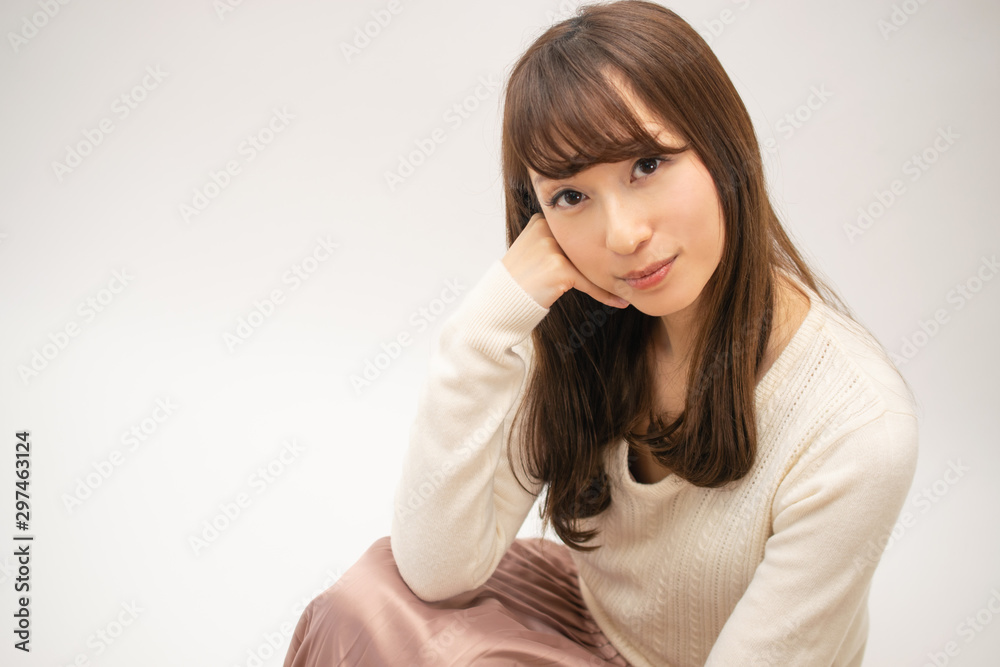 こちらを見つめる女性 こちらを見つめる女性