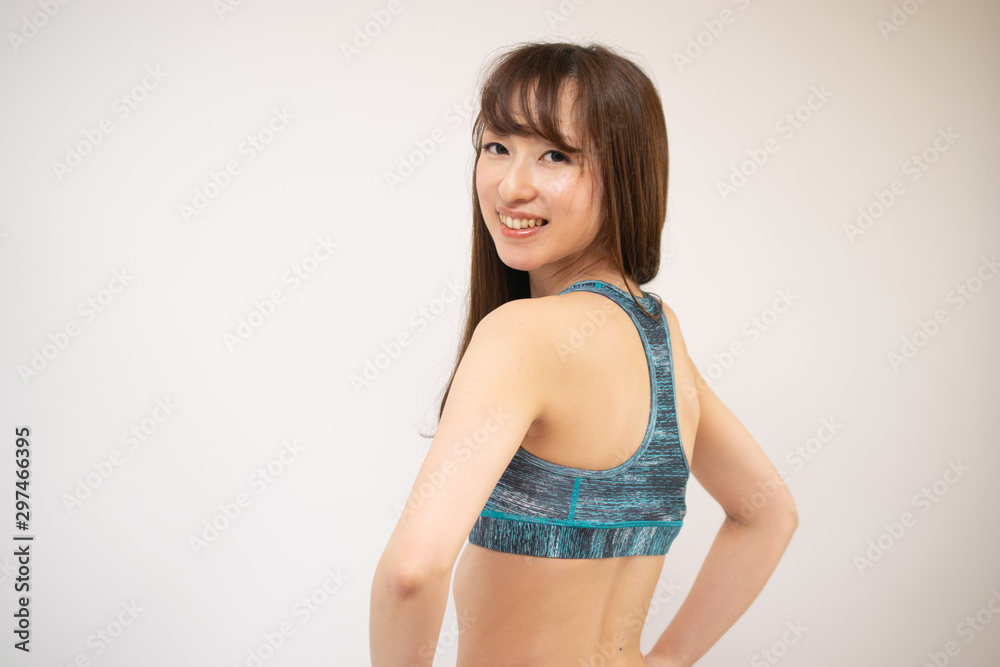 Fototapeta premium スポーツジムイメージの女性