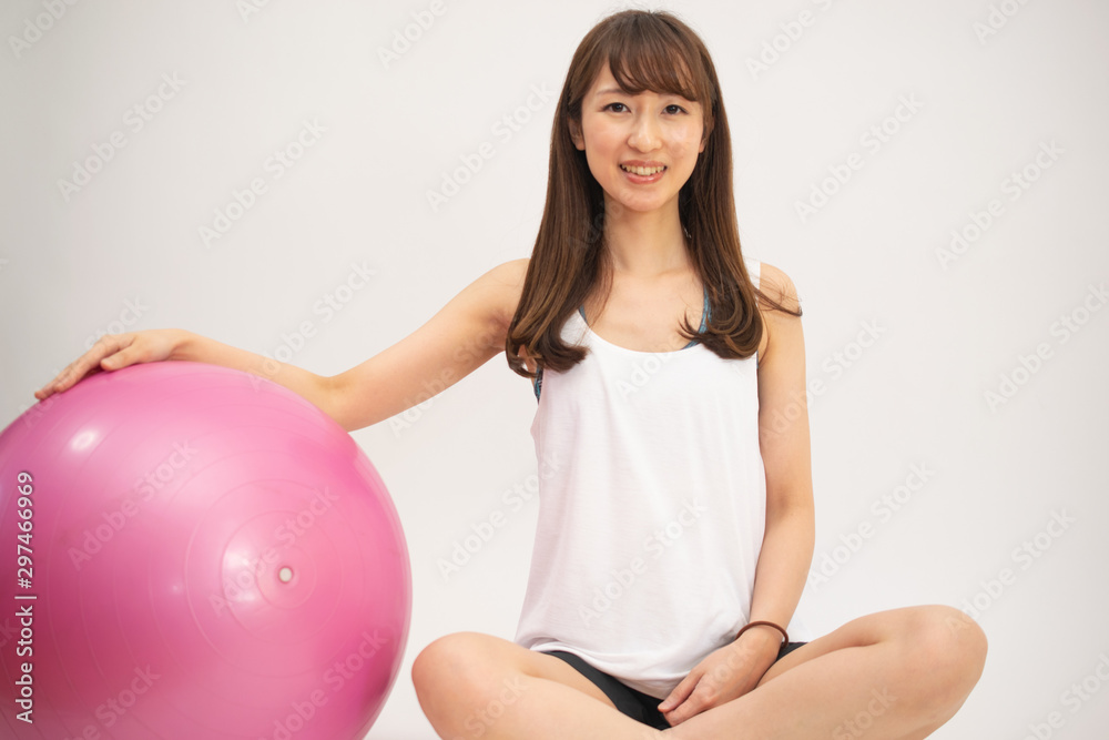 バランスボールと笑顔の女性 バランスボールと笑顔の女性