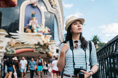 Canvas Print Young beautiful girl traveler walking in street outdoors on sunny day