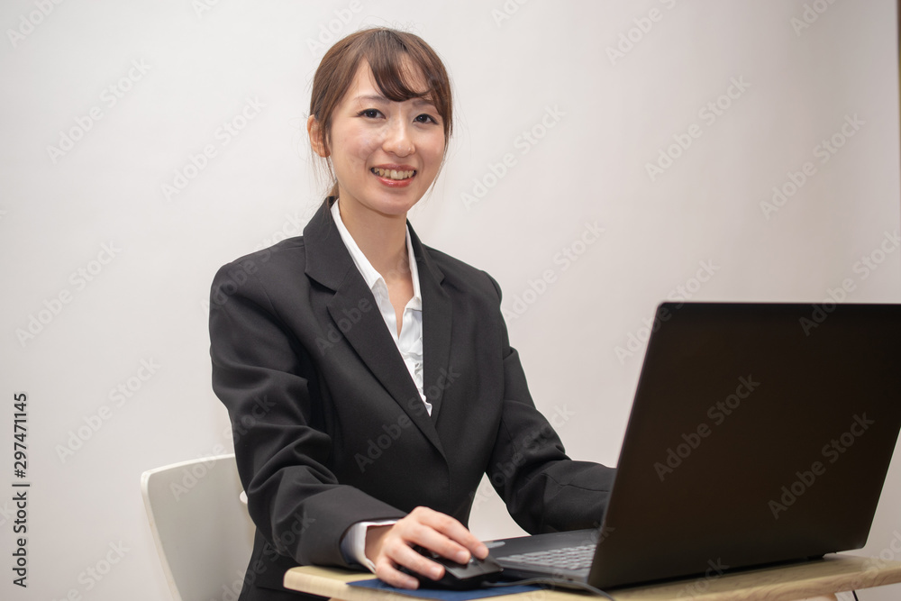 笑顔で仕事をするビジネスウーマン 笑顔で仕事をするビジネスウーマン