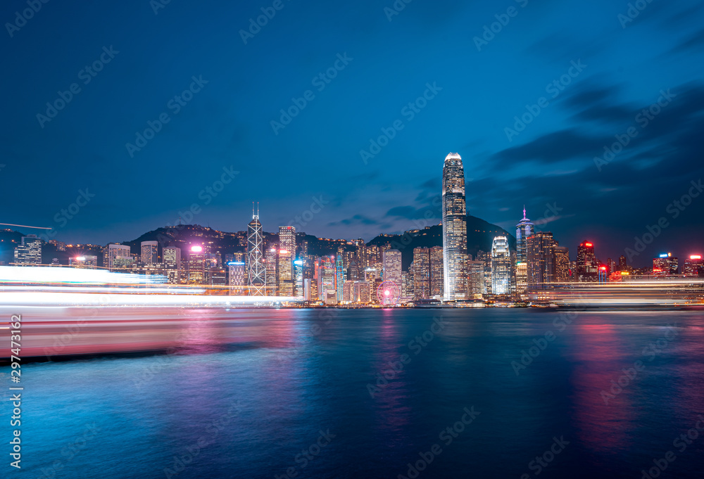 Naklejka premium Gród i panoramę w porcie Victoria w Hongkongu w nocy