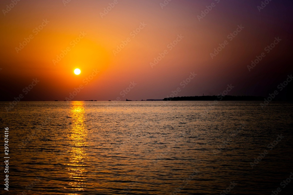 Obraz premium Sunset Over the Sea