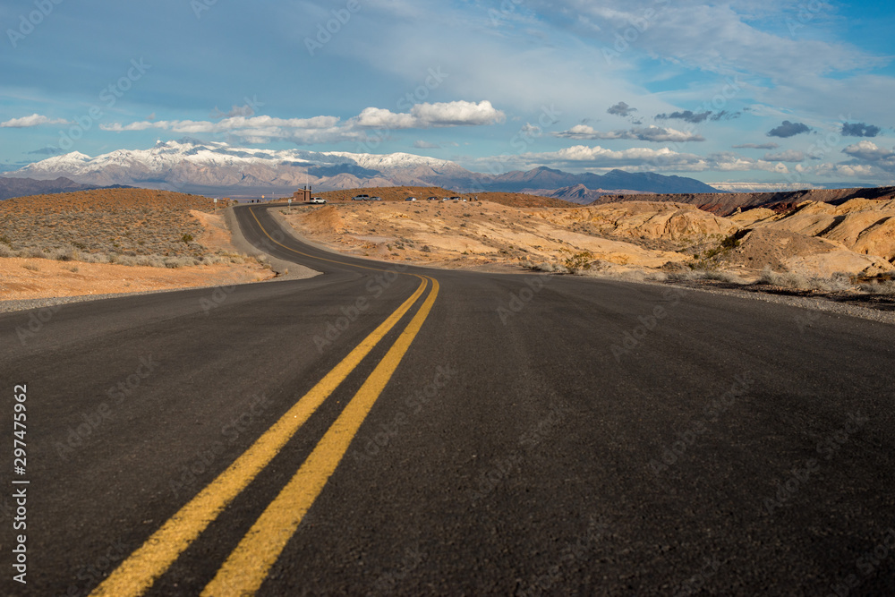 Naklejka premium Road in the Desert