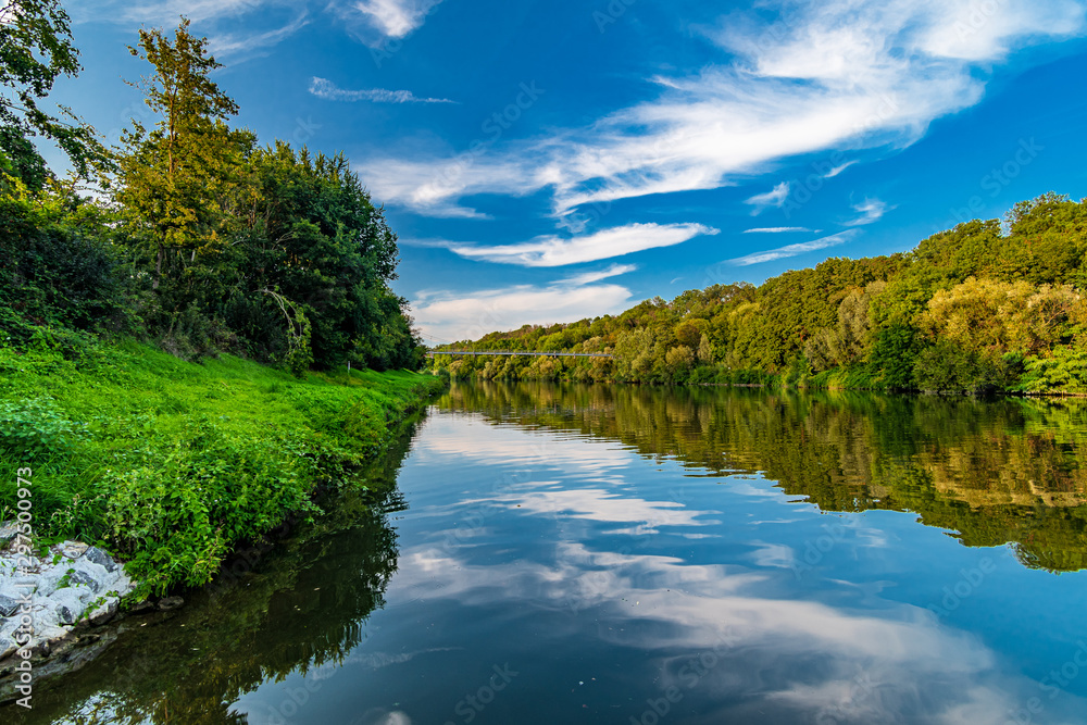 Fluss spiegelt Himmel