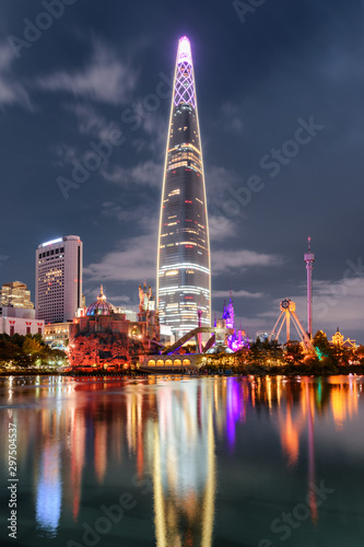 Photography Amazing night view of skyscraper reflected in lake, Seoul