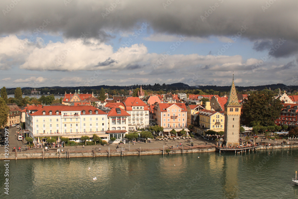 Lindau (Bodensee); Blick über den Seehafen zur Hafenpromenade mit Mangturm