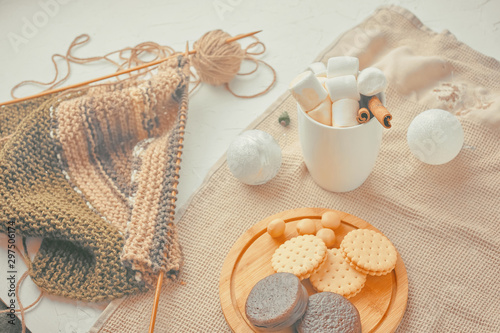 Tableau sur toile Hot drink with marshmallows and a tube of cinnamon