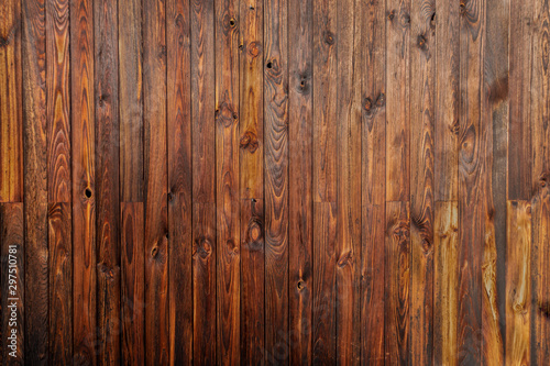 Alte Holzbretter aus dunklem Holz bei hartem Licht.
