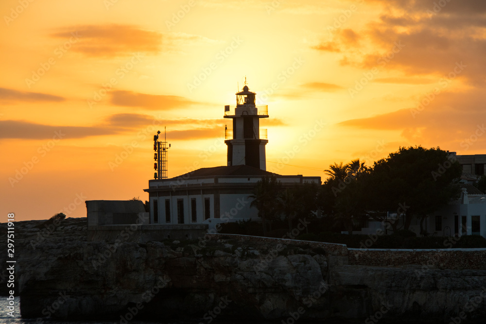Atardecer en el puerto de Cuitadella (Menorca) Atardecer en el puerto de Cuitadella (Menorca)