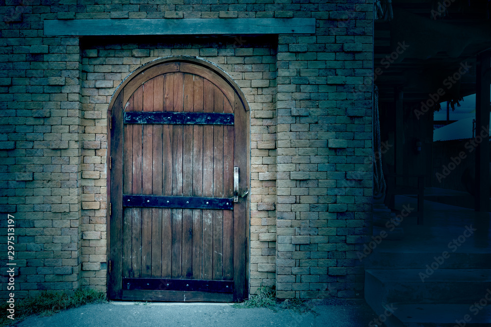 Antique wooden door on brick wall,filter effect Stock 写真 | Adobe Stock