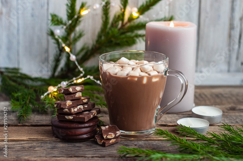 Кружка какао с зефиром и шоколадом в канун Рождества.