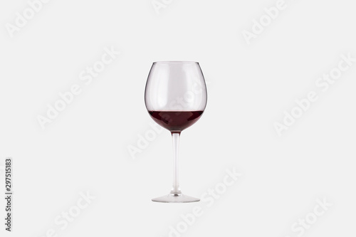 Copa de vino tinto sobre fondo blanco photo