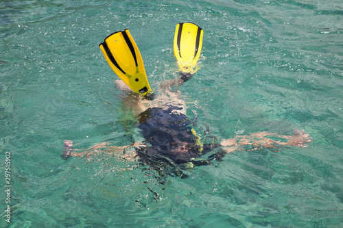 Frau schnorchelt im Meer (Karibik)