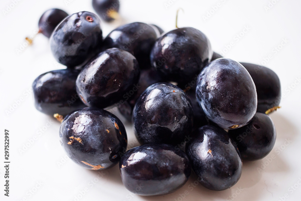 Fototapeta premium Big black spanish grapes over a white background