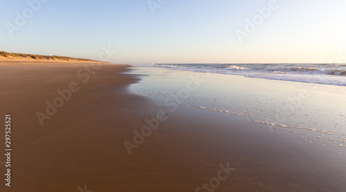 panorama sur la plage durant le coucher de soleil