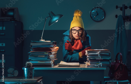 Φωτογραφία Woman freezing in the office
