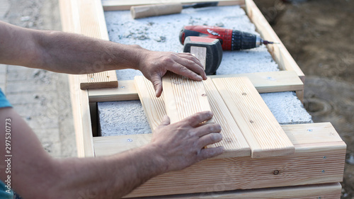 Photos construction worker building home