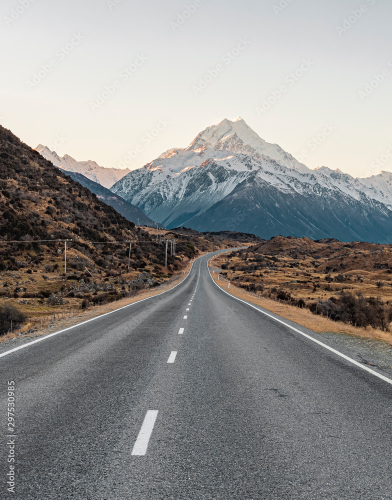 Mountain at end of Road - obrazy, fototapety, plakaty 