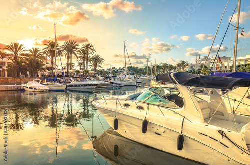 Fotografía Luxury boats anchoring at the yacht marina of Cala D'or during sunrise, Mallorca, Spain
