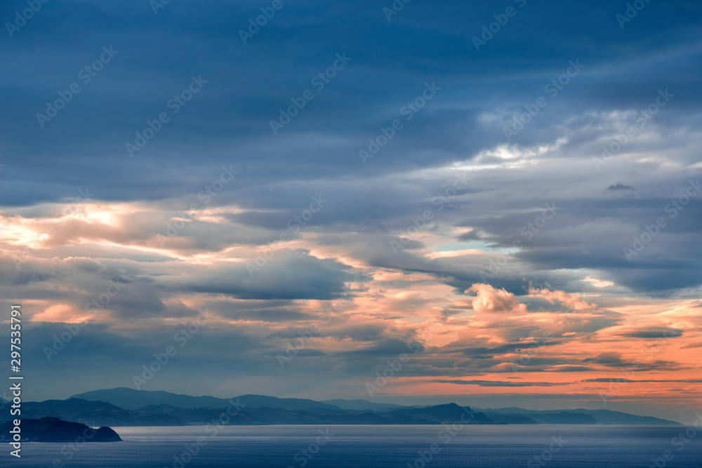 Fototapeta premium costa vasca mar atardecer