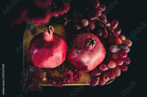 Obraz na płótnie pomegranate on black background w salonie