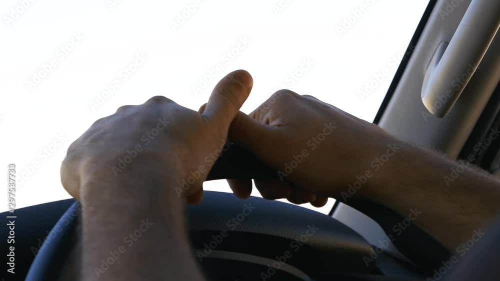 Filmer des mains pendant un trajet en voiture