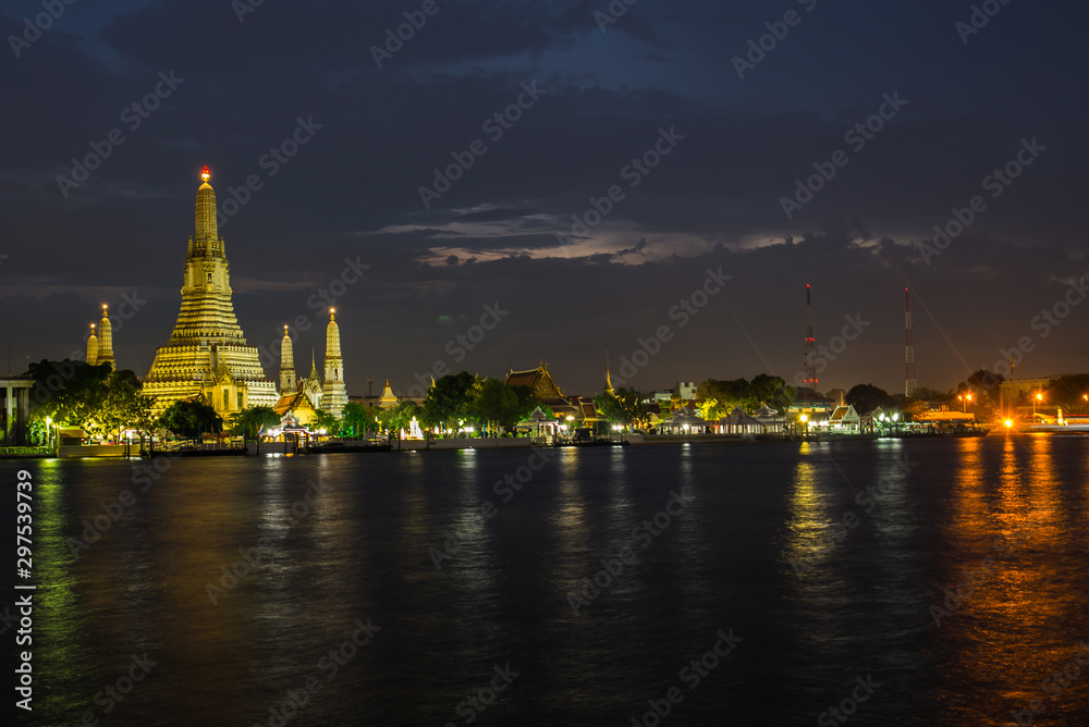 Obraz premium Wat Arun Temple at sunset in bangkok Thailand.