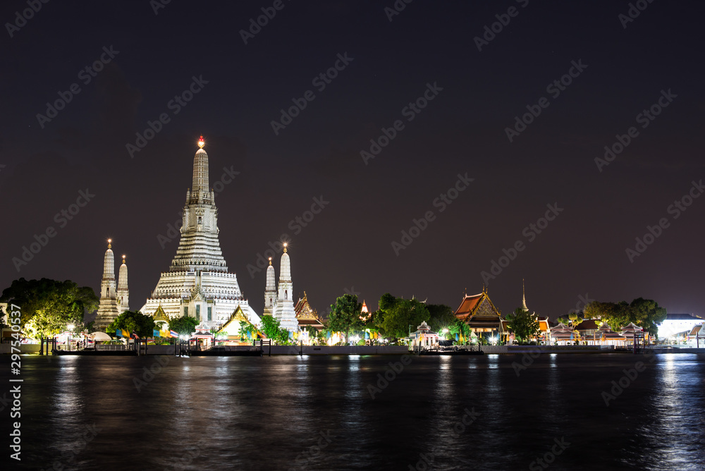 Fototapeta premium Wat Arun Temple at sunset in bangkok Thailand.