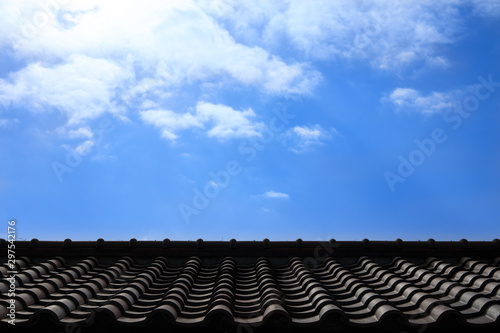 Obraz na płótnie 瓦屋根と夏の青空 w salonie