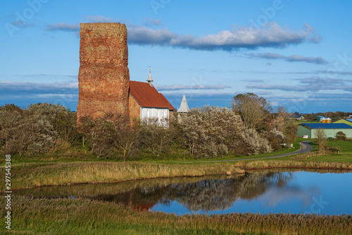 Die Turmruine der alten Kirche St. Salvator auf der Insel Pellworm/Deutschland in der Nordsee