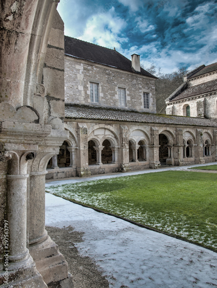 Fototapeta premium Cour intérieure de l'abbaye de Fontenay à Marmagne, France