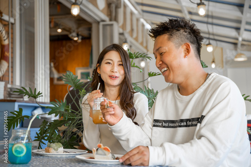 カフェのテラスでデートを楽しむカップル