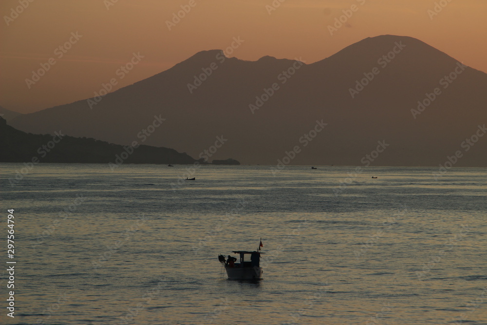 Pêche traditionnelle dans la baie de Naples (Vésuve) au lever de soleil