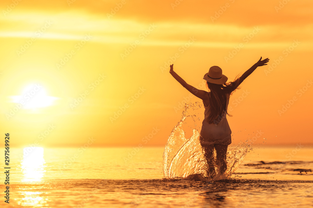 Fototapeta Piękny zachód słońca i szczupła dziewczyna na plaży