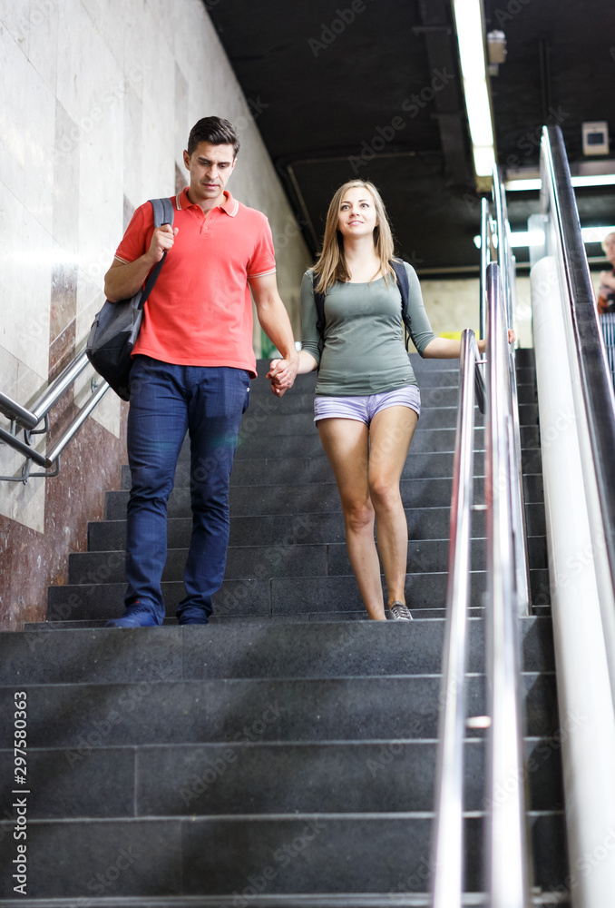 Obraz premium Couple is traveling and moving around the city