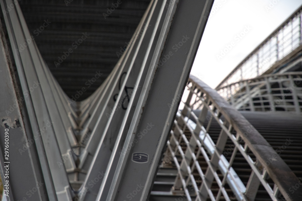 Fototapeta premium Passerelle, lignes et perspective