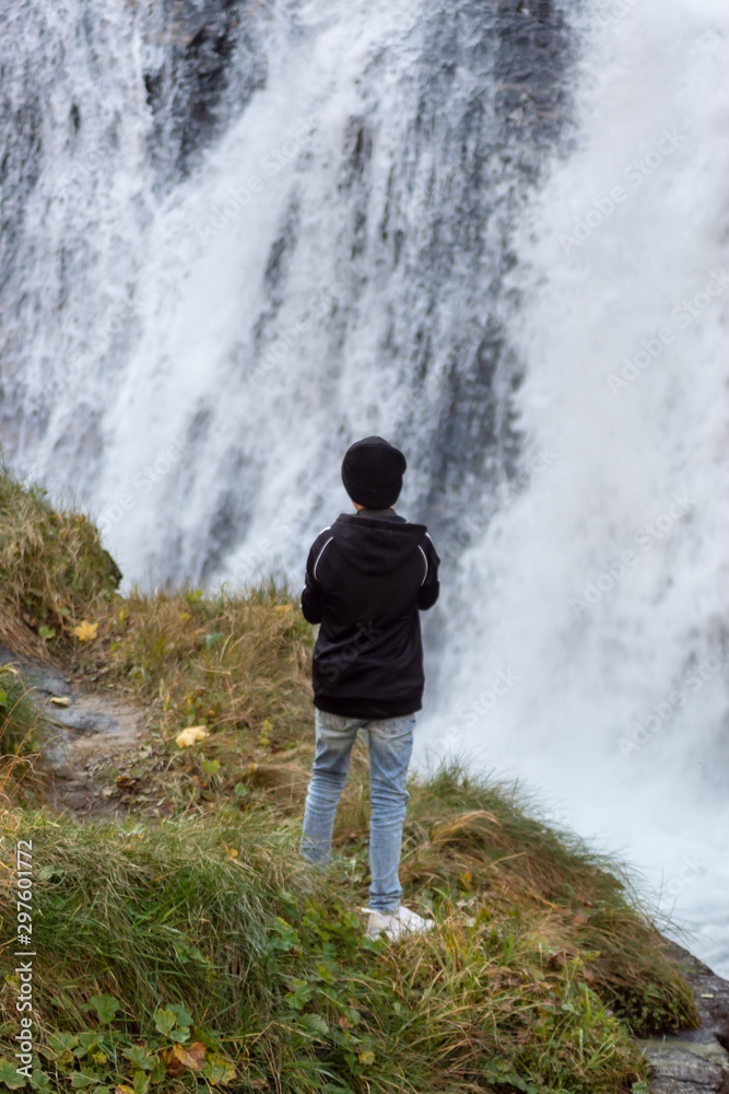 ein Junge am Wasserfall