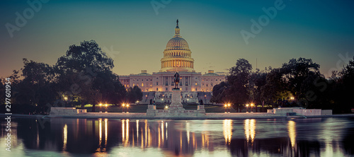Panoramiczny obraz Kapitolu Stanów Zjednoczonych z kapitolu odbijającego basen w świetle poranka.